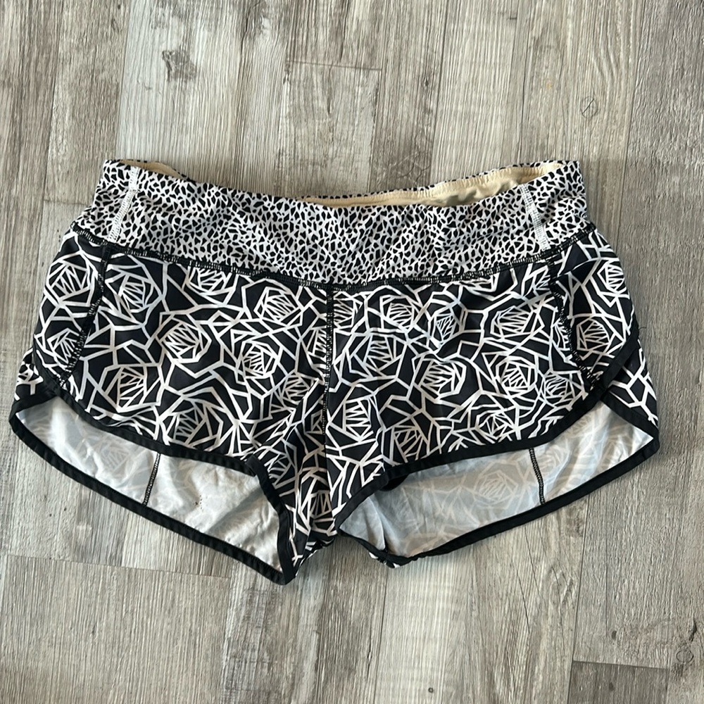 Lululemon size 8 speed up shorts black and white floral print